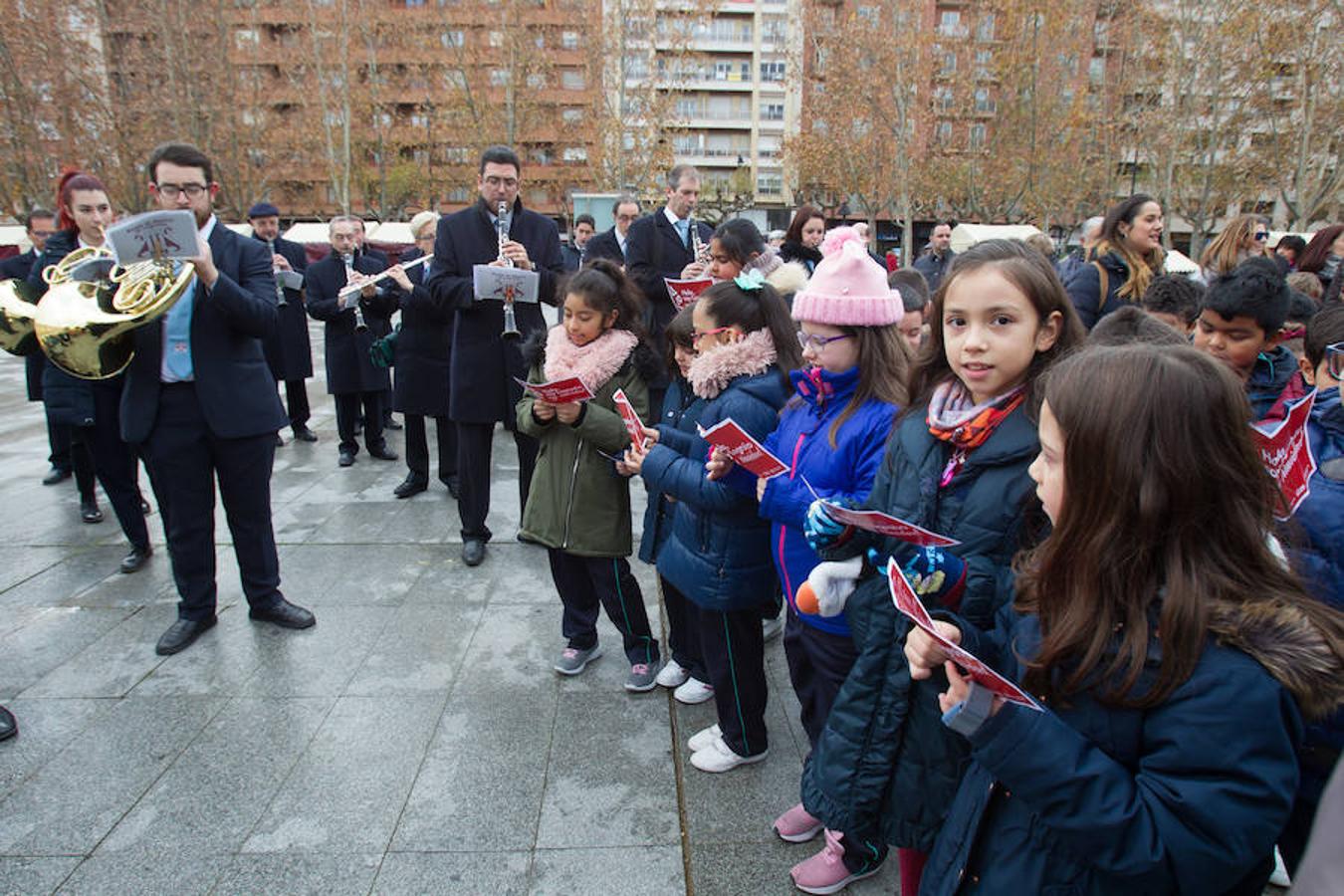 La alcaldesa de la capital riojana, Concepción Gamarra, ha felicitado hoy la Navidad a los logroñeses en la inauguración del Belén monumental situado en la plaza del Consistorio en la que han participado 220 niños de los colegios Compañía de María, San Francisco, Duquesa de la Victoria y Adoratrices, acompañados por la Banda de Música de Logroño.