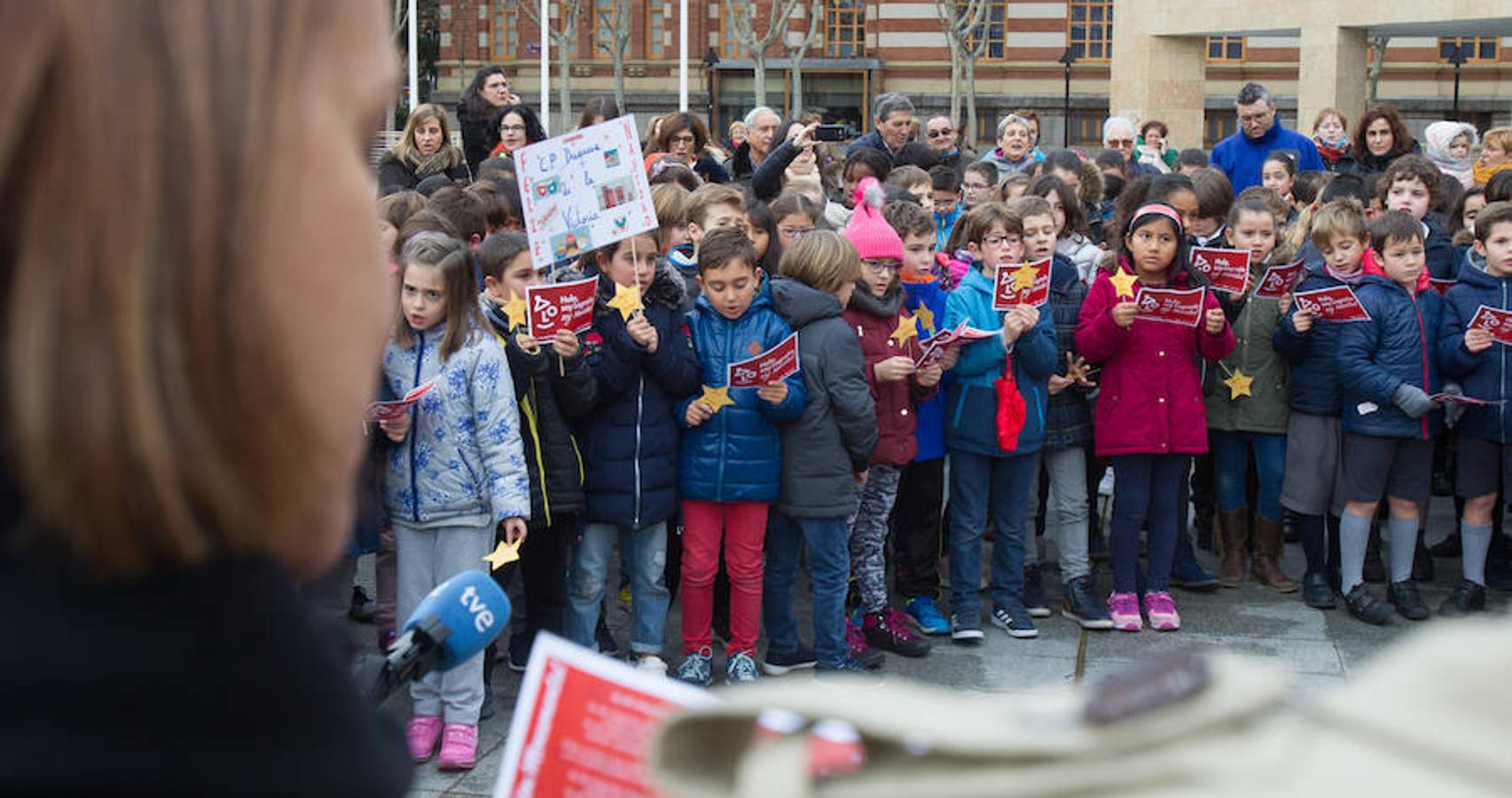 La alcaldesa de la capital riojana, Concepción Gamarra, ha felicitado hoy la Navidad a los logroñeses en la inauguración del Belén monumental situado en la plaza del Consistorio en la que han participado 220 niños de los colegios Compañía de María, San Francisco, Duquesa de la Victoria y Adoratrices, acompañados por la Banda de Música de Logroño.