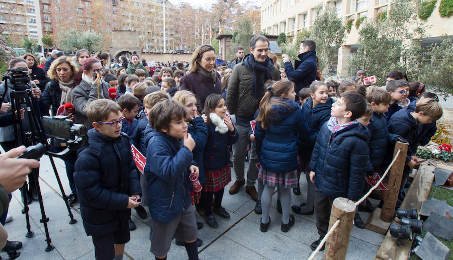 La alcaldesa de la capital riojana, Concepción Gamarra, ha felicitado hoy la Navidad a los logroñeses en la inauguración del Belén monumental situado en la plaza del Consistorio en la que han participado 220 niños de los colegios Compañía de María, San Francisco, Duquesa de la Victoria y Adoratrices, acompañados por la Banda de Música de Logroño.