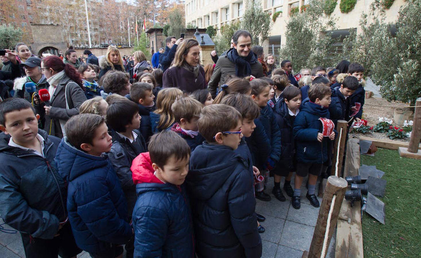 La alcaldesa de la capital riojana, Concepción Gamarra, ha felicitado hoy la Navidad a los logroñeses en la inauguración del Belén monumental situado en la plaza del Consistorio en la que han participado 220 niños de los colegios Compañía de María, San Francisco, Duquesa de la Victoria y Adoratrices, acompañados por la Banda de Música de Logroño.