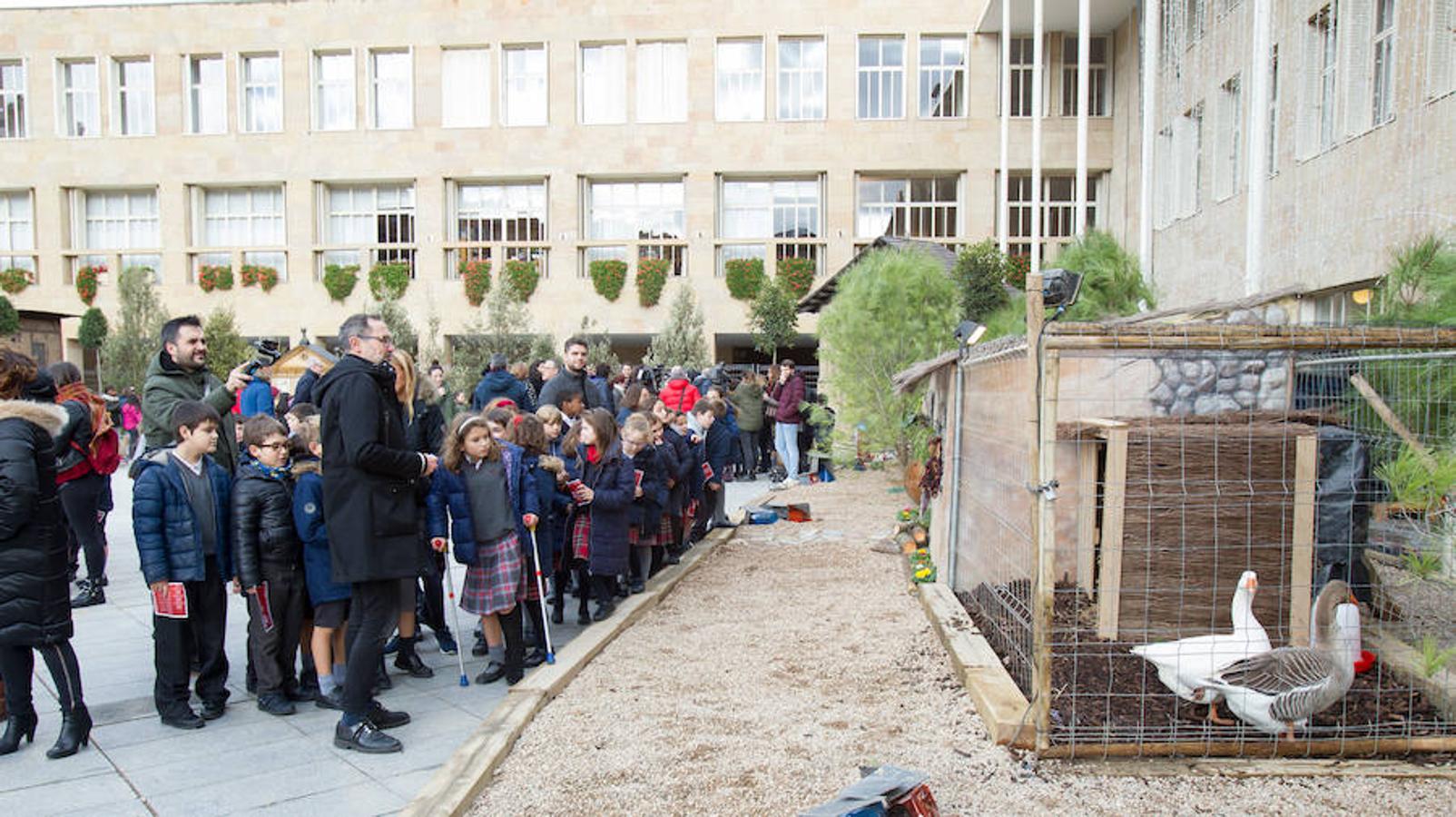 La alcaldesa de la capital riojana, Concepción Gamarra, ha felicitado hoy la Navidad a los logroñeses en la inauguración del Belén monumental situado en la plaza del Consistorio en la que han participado 220 niños de los colegios Compañía de María, San Francisco, Duquesa de la Victoria y Adoratrices, acompañados por la Banda de Música de Logroño.