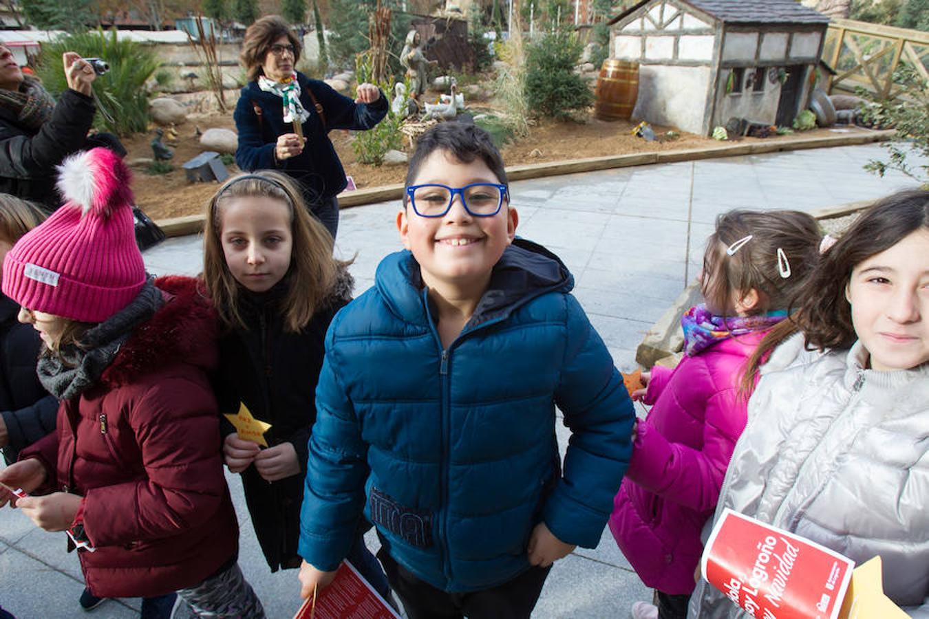 La alcaldesa de la capital riojana, Concepción Gamarra, ha felicitado hoy la Navidad a los logroñeses en la inauguración del Belén monumental situado en la plaza del Consistorio en la que han participado 220 niños de los colegios Compañía de María, San Francisco, Duquesa de la Victoria y Adoratrices, acompañados por la Banda de Música de Logroño.