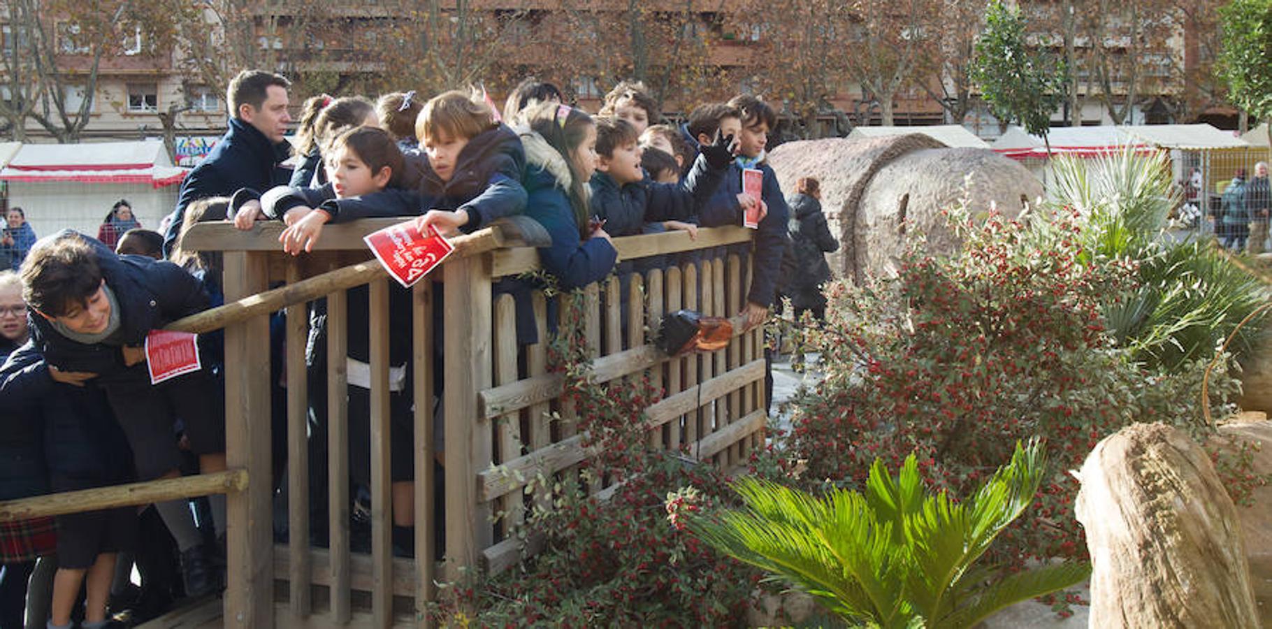 La alcaldesa de la capital riojana, Concepción Gamarra, ha felicitado hoy la Navidad a los logroñeses en la inauguración del Belén monumental situado en la plaza del Consistorio en la que han participado 220 niños de los colegios Compañía de María, San Francisco, Duquesa de la Victoria y Adoratrices, acompañados por la Banda de Música de Logroño.