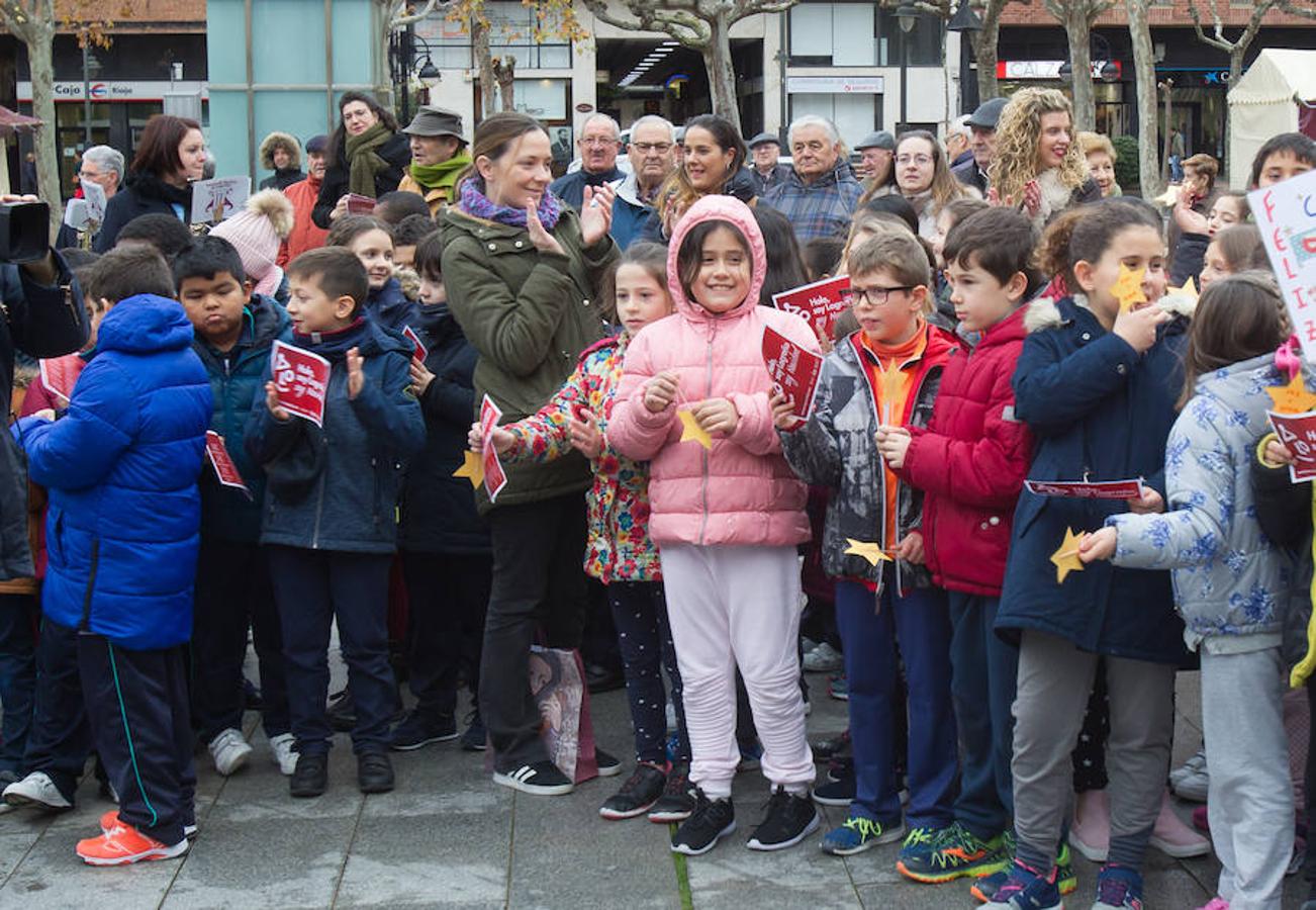 La alcaldesa de la capital riojana, Concepción Gamarra, ha felicitado hoy la Navidad a los logroñeses en la inauguración del Belén monumental situado en la plaza del Consistorio en la que han participado 220 niños de los colegios Compañía de María, San Francisco, Duquesa de la Victoria y Adoratrices, acompañados por la Banda de Música de Logroño.