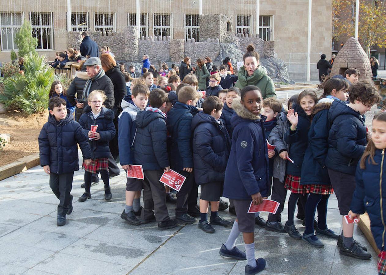 La alcaldesa de la capital riojana, Concepción Gamarra, ha felicitado hoy la Navidad a los logroñeses en la inauguración del Belén monumental situado en la plaza del Consistorio en la que han participado 220 niños de los colegios Compañía de María, San Francisco, Duquesa de la Victoria y Adoratrices, acompañados por la Banda de Música de Logroño.