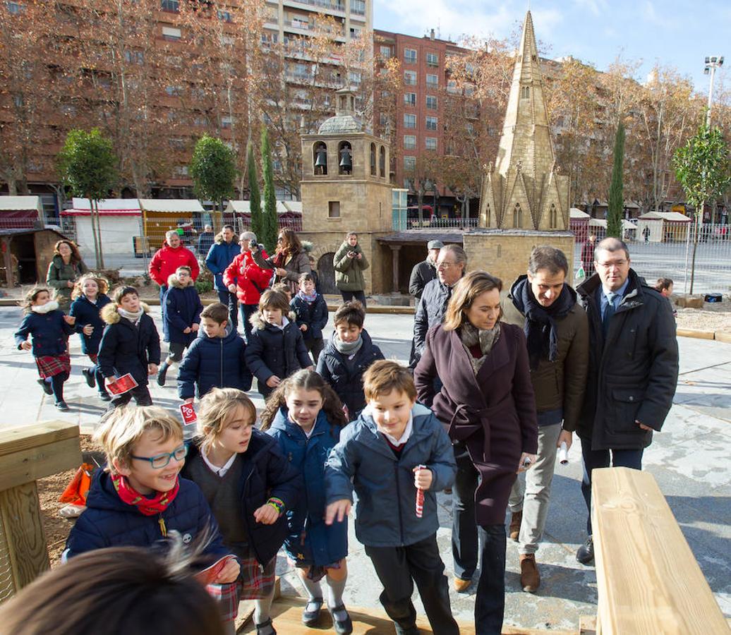 La alcaldesa de la capital riojana, Concepción Gamarra, ha felicitado hoy la Navidad a los logroñeses en la inauguración del Belén monumental situado en la plaza del Consistorio en la que han participado 220 niños de los colegios Compañía de María, San Francisco, Duquesa de la Victoria y Adoratrices, acompañados por la Banda de Música de Logroño.