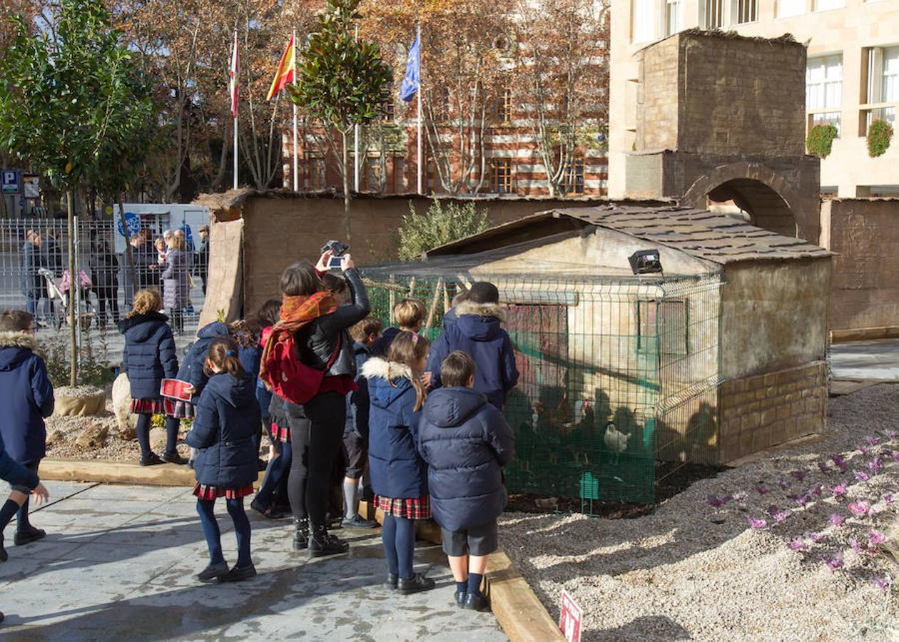 La alcaldesa de la capital riojana, Concepción Gamarra, ha felicitado hoy la Navidad a los logroñeses en la inauguración del Belén monumental situado en la plaza del Consistorio en la que han participado 220 niños de los colegios Compañía de María, San Francisco, Duquesa de la Victoria y Adoratrices, acompañados por la Banda de Música de Logroño.