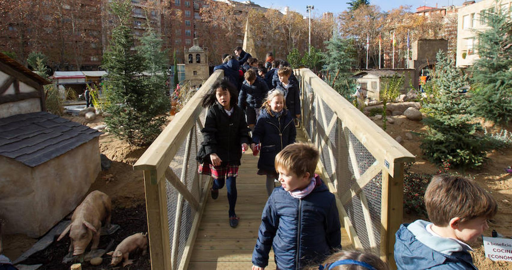 La alcaldesa de la capital riojana, Concepción Gamarra, ha felicitado hoy la Navidad a los logroñeses en la inauguración del Belén monumental situado en la plaza del Consistorio en la que han participado 220 niños de los colegios Compañía de María, San Francisco, Duquesa de la Victoria y Adoratrices, acompañados por la Banda de Música de Logroño.