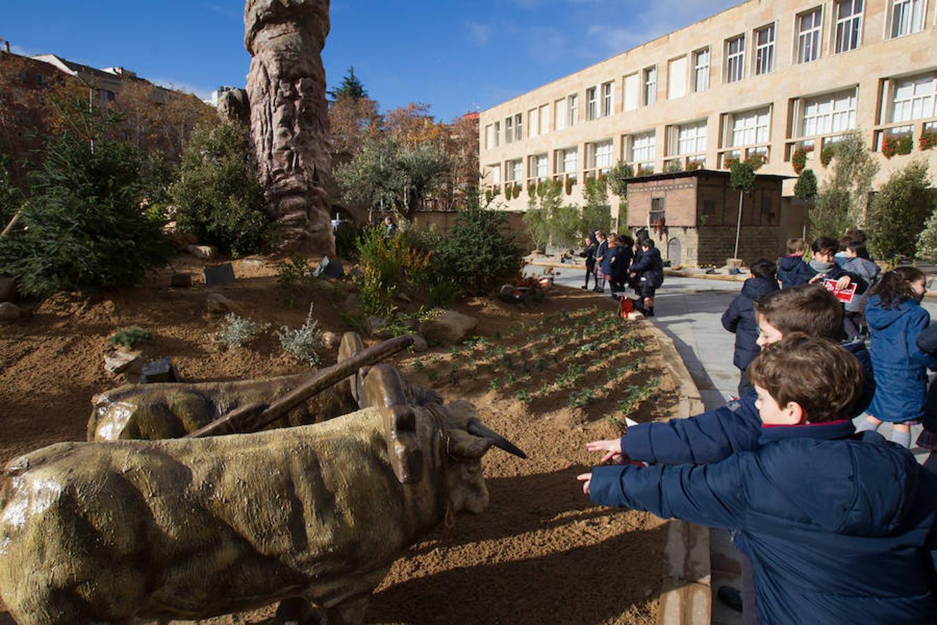 La alcaldesa de la capital riojana, Concepción Gamarra, ha felicitado hoy la Navidad a los logroñeses en la inauguración del Belén monumental situado en la plaza del Consistorio en la que han participado 220 niños de los colegios Compañía de María, San Francisco, Duquesa de la Victoria y Adoratrices, acompañados por la Banda de Música de Logroño.