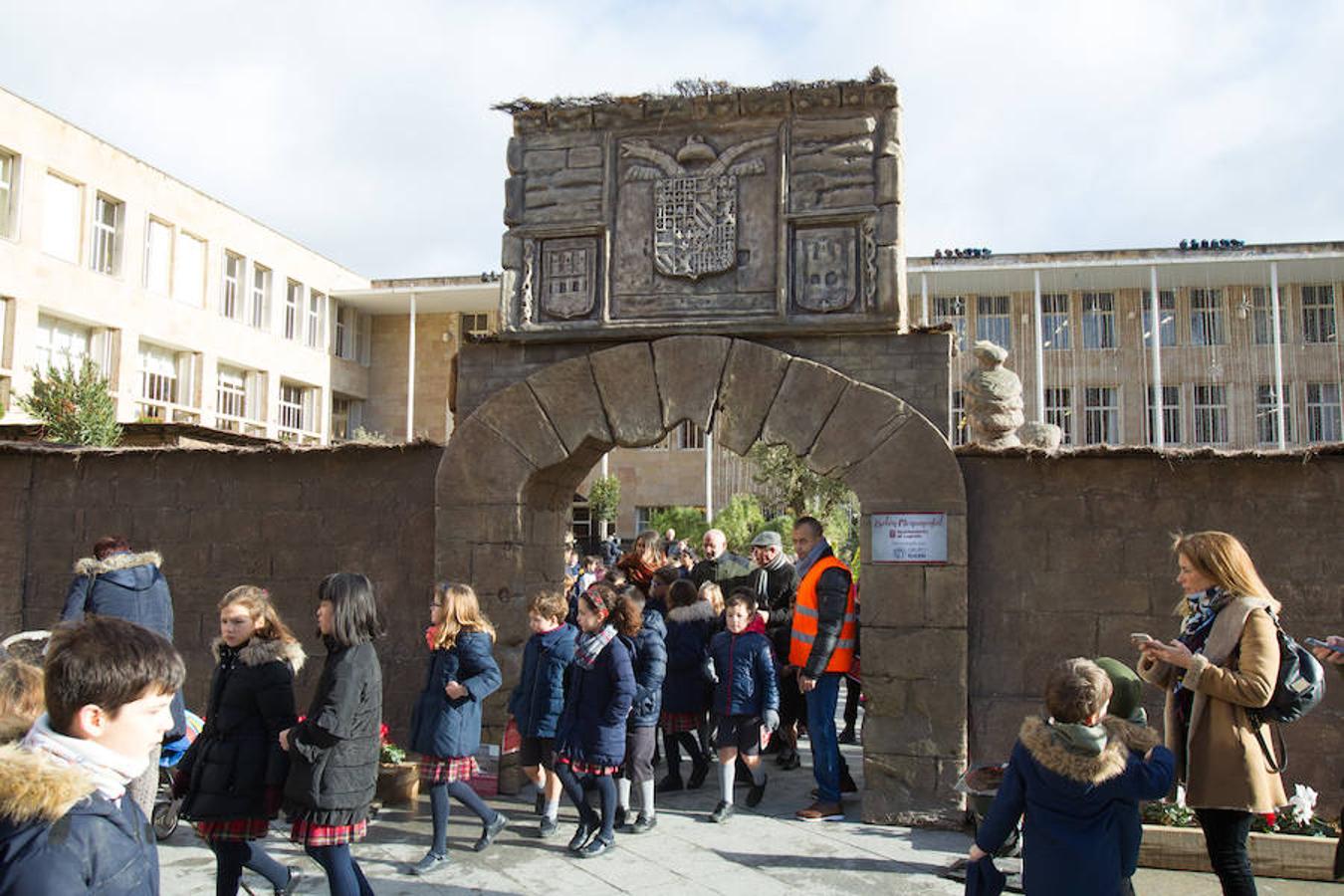 La alcaldesa de la capital riojana, Concepción Gamarra, ha felicitado hoy la Navidad a los logroñeses en la inauguración del Belén monumental situado en la plaza del Consistorio en la que han participado 220 niños de los colegios Compañía de María, San Francisco, Duquesa de la Victoria y Adoratrices, acompañados por la Banda de Música de Logroño.