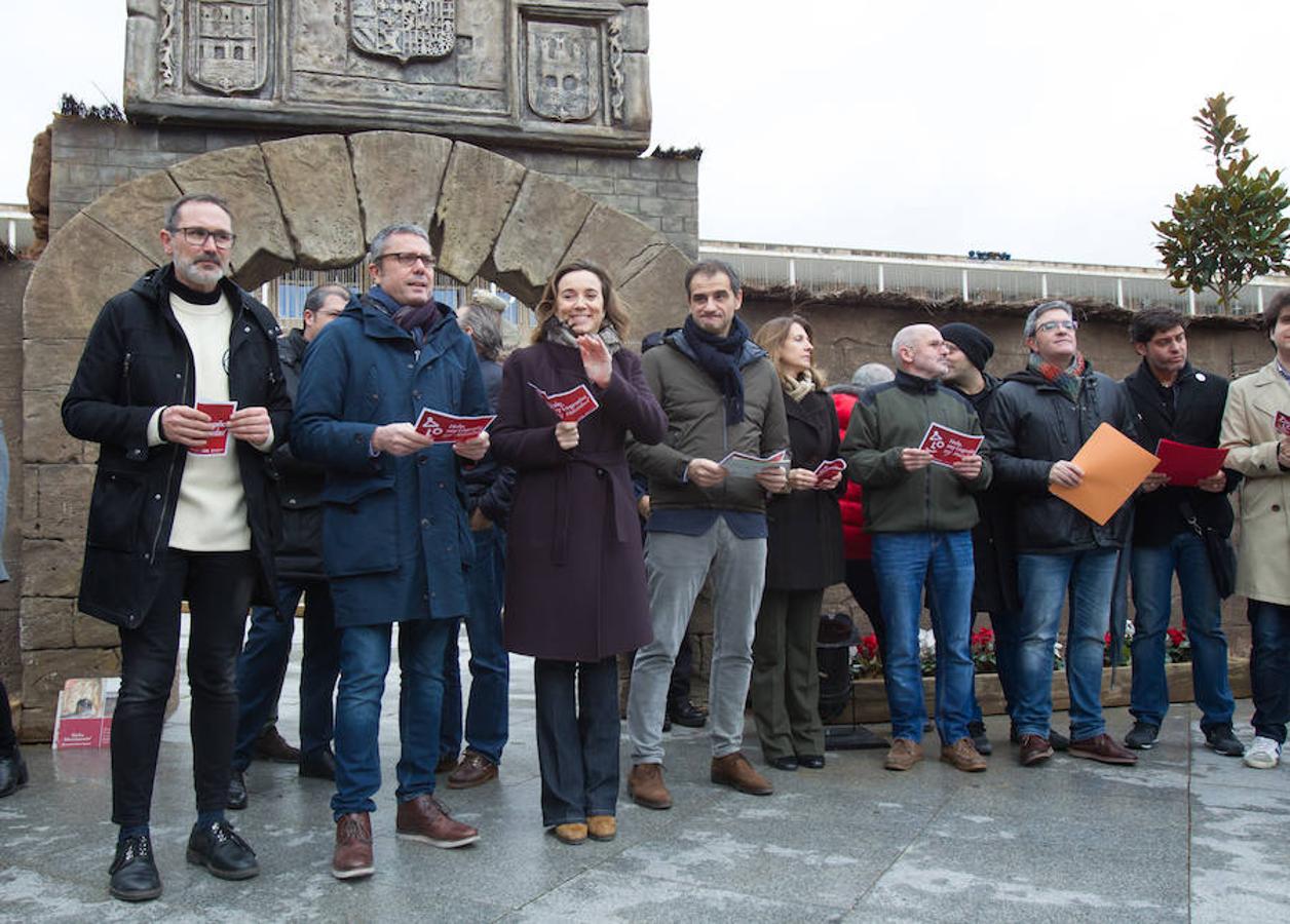 La alcaldesa de la capital riojana, Concepción Gamarra, ha felicitado hoy la Navidad a los logroñeses en la inauguración del Belén monumental situado en la plaza del Consistorio en la que han participado 220 niños de los colegios Compañía de María, San Francisco, Duquesa de la Victoria y Adoratrices, acompañados por la Banda de Música de Logroño.