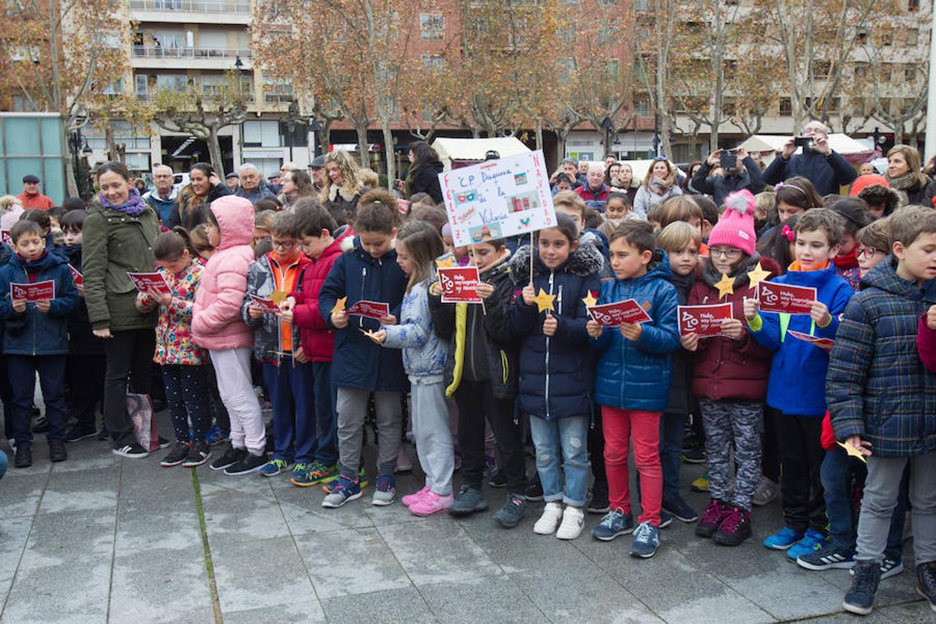 La alcaldesa de la capital riojana, Concepción Gamarra, ha felicitado hoy la Navidad a los logroñeses en la inauguración del Belén monumental situado en la plaza del Consistorio en la que han participado 220 niños de los colegios Compañía de María, San Francisco, Duquesa de la Victoria y Adoratrices, acompañados por la Banda de Música de Logroño.