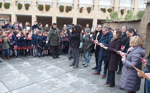 La alcaldesa, rodeada de concejales de la corpuración municipal y de los niños de varios colegios, canta villancicos en la inauguración del belén del Ayuntamiento.