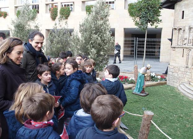 Los niños disfrutan de la instalación en la plaza del Ayuntamiento de Logroño.