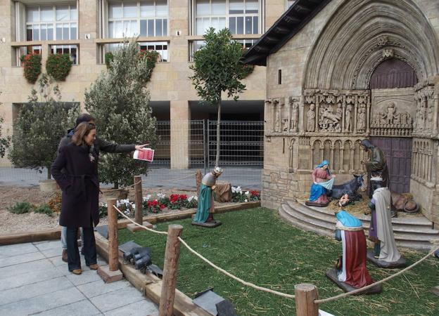 Nacimiento instalado en la recreación de la portada de la iglesia de an Bartlolomé de Logroño. 