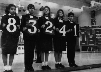 Imagen secundaria 1 - Arriba, niños ensayando en los años 30 y, abajo, el sorteo del 91.