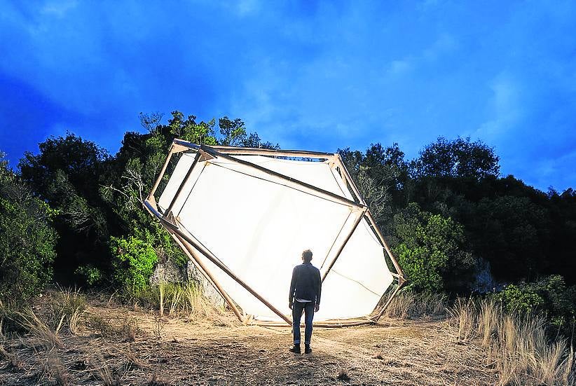 Didier Faustino. Expone la instalación 'Un hogar no es un agujero'. 