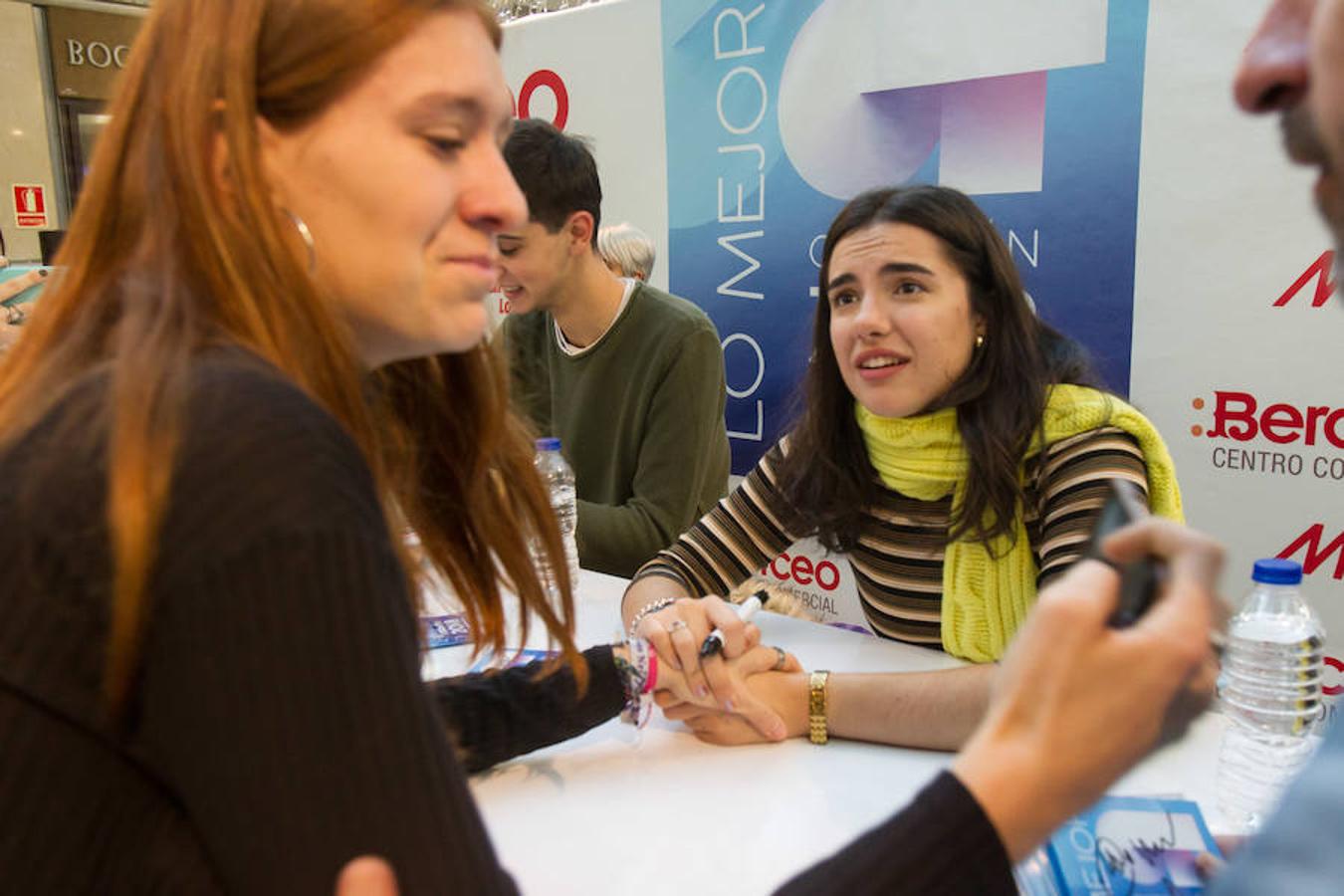 África, Dave, María y Marta, miembros del equipo de cantantes del programa Operación Triunfo se han dado una vuelta esta mañana por Logroño para firmar los discos del programa en plena campaña promocional de Media Markt.