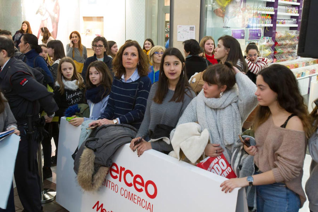 África, Dave, María y Marta, miembros del equipo de cantantes del programa Operación Triunfo se han dado una vuelta esta mañana por Logroño para firmar los discos del programa en plena campaña promocional de Media Markt.