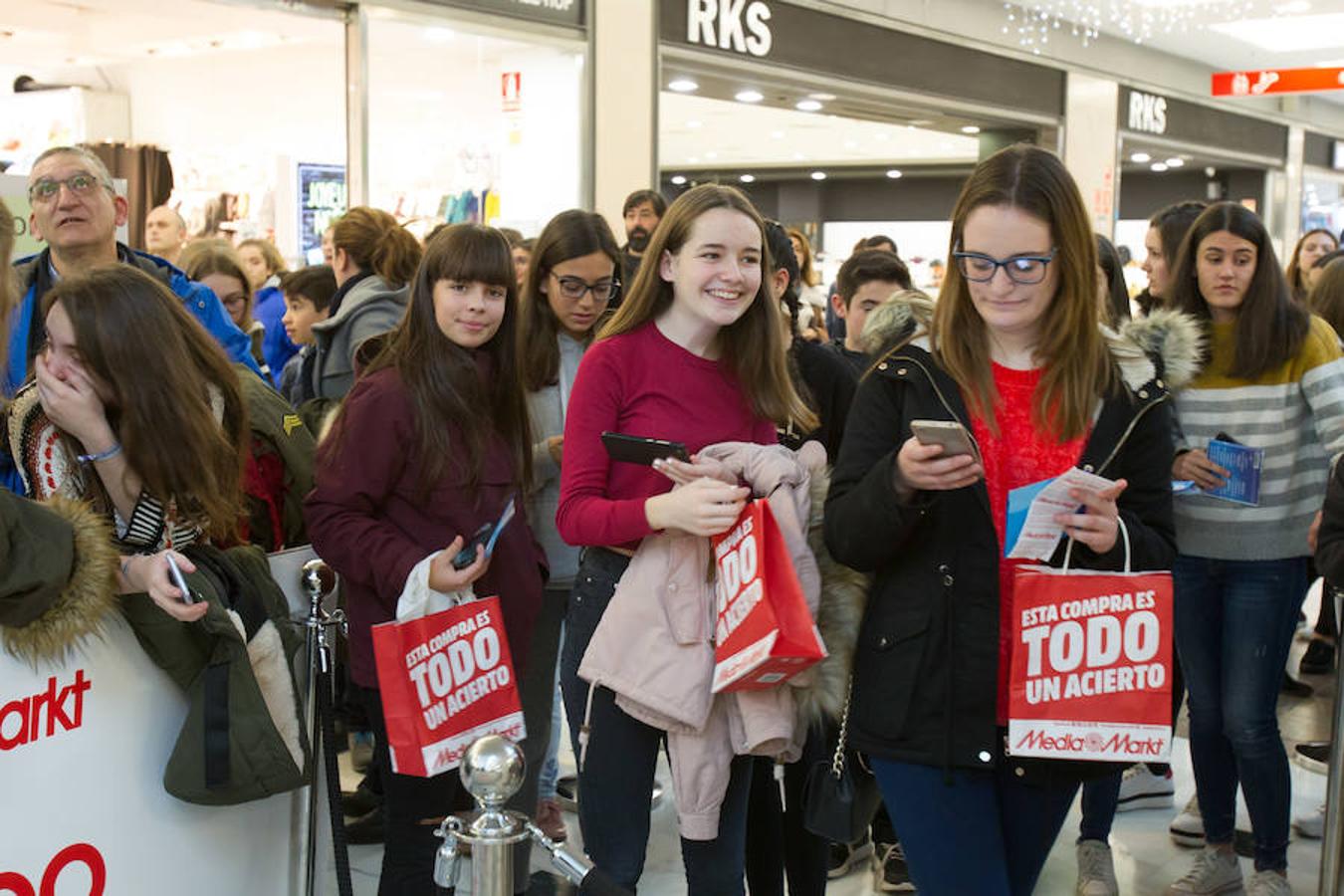 África, Dave, María y Marta, miembros del equipo de cantantes del programa Operación Triunfo se han dado una vuelta esta mañana por Logroño para firmar los discos del programa en plena campaña promocional de Media Markt.