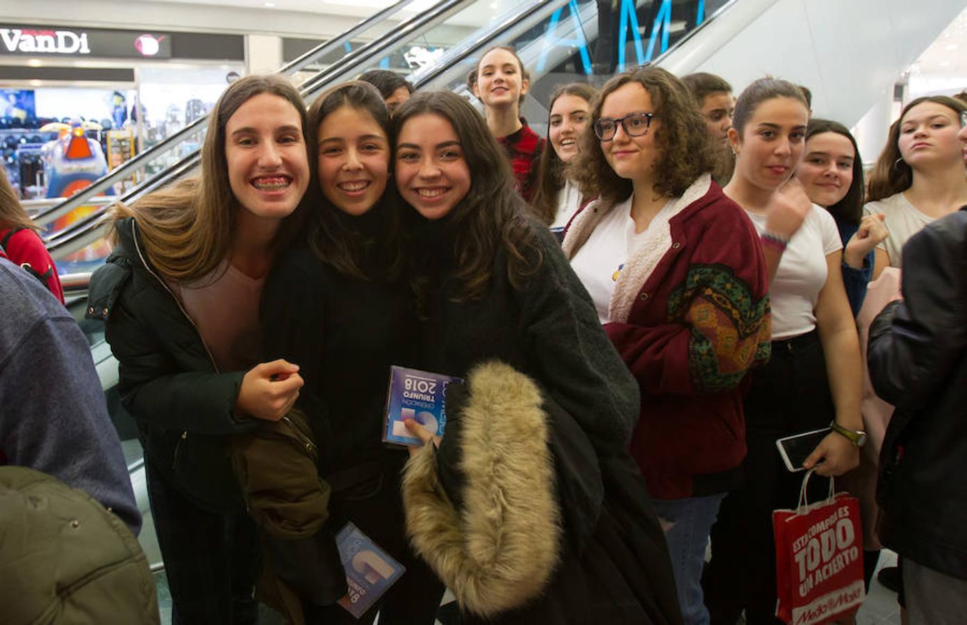 África, Dave, María y Marta, miembros del equipo de cantantes del programa Operación Triunfo se han dado una vuelta esta mañana por Logroño para firmar los discos del programa en plena campaña promocional de Media Markt.