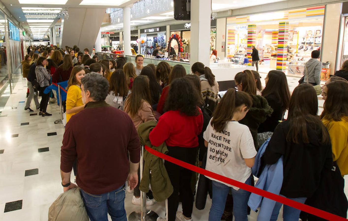 África, Dave, María y Marta, miembros del equipo de cantantes del programa Operación Triunfo se han dado una vuelta esta mañana por Logroño para firmar los discos del programa en plena campaña promocional de Media Markt.