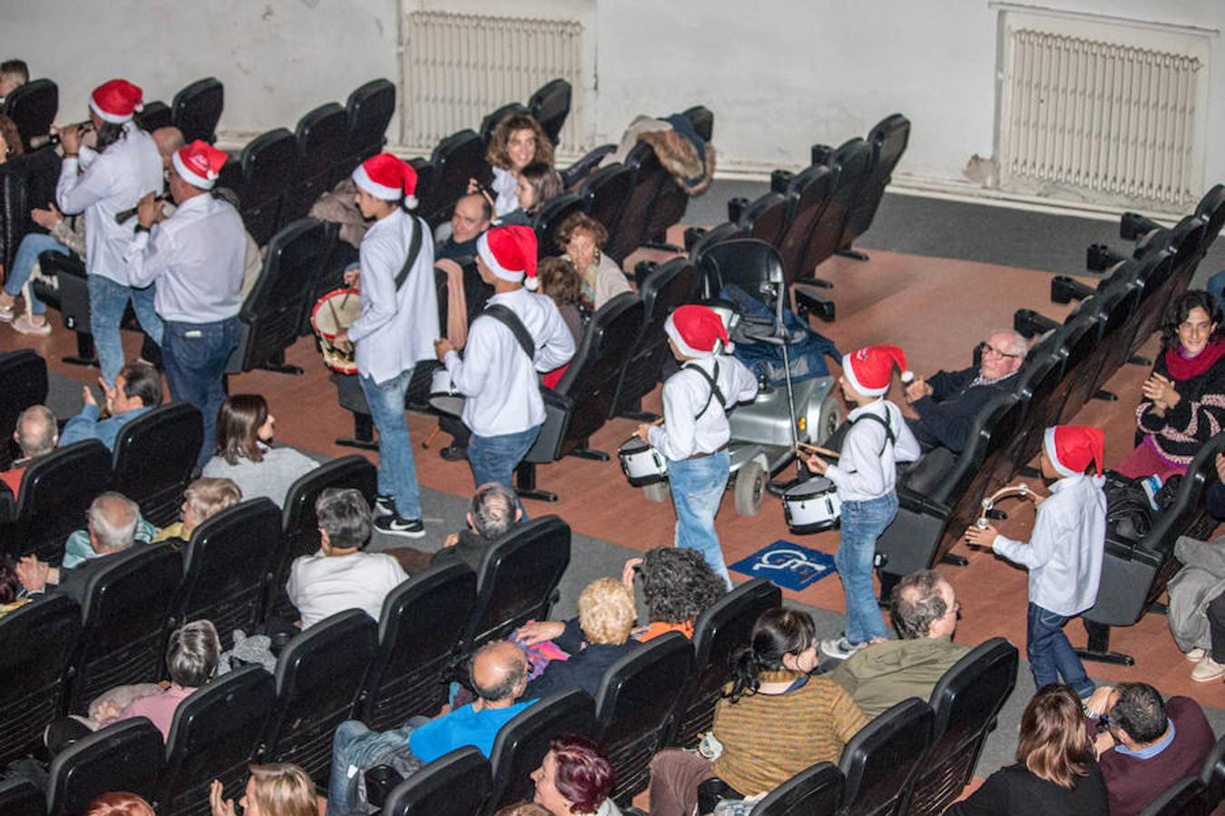 Niños y mayores lo han pasado de maravilla esta tarde con motivo del concurso de villancicos que se ha celebtrado en Santo Domingo de la Calzada. 