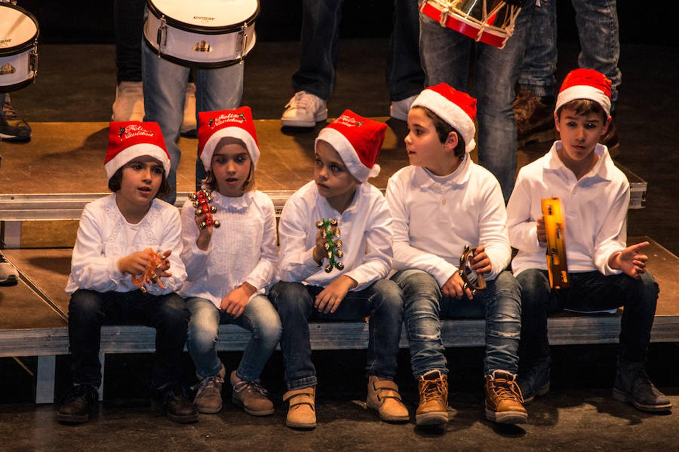 Niños y mayores lo han pasado de maravilla esta tarde con motivo del concurso de villancicos que se ha celebtrado en Santo Domingo de la Calzada. 