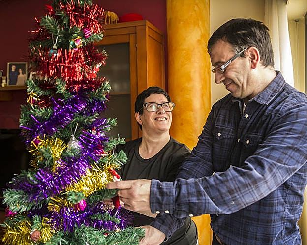 Mariví Doncel y Eduardo Carrillo decoran el árbol de Navidad en casa. 