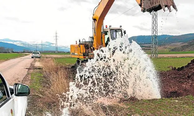 Operarios tratan de reparar un fuga en la red de agua potable de Santo Domingo. :: 