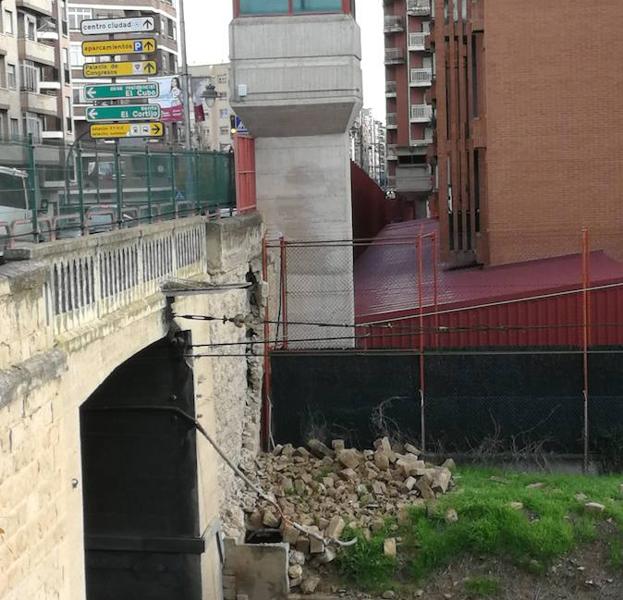 Piedras desprendidas del puente sobre la vía en Avenida de Burgos.