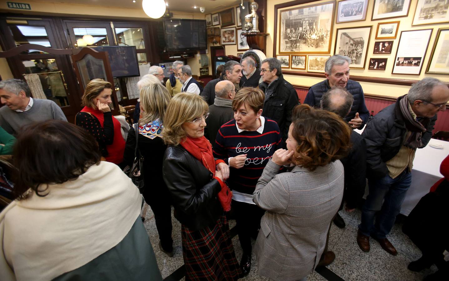 Afiliados y amigos se reunieron ayer en el Café Moderno para celebrar el comienzo de las fiestas de Navidad.