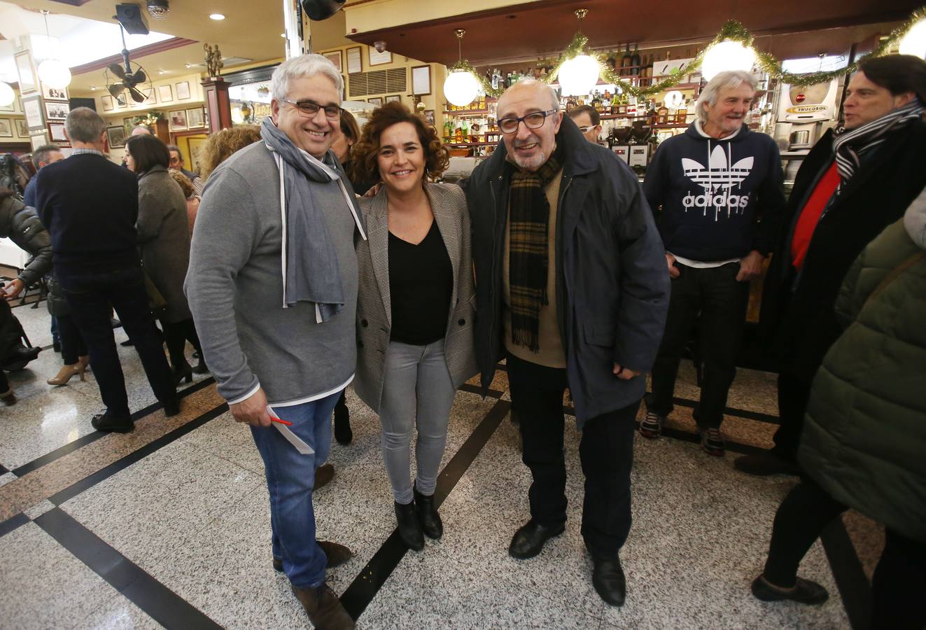 Afiliados y amigos se reunieron ayer en el Café Moderno para celebrar el comienzo de las fiestas de Navidad.