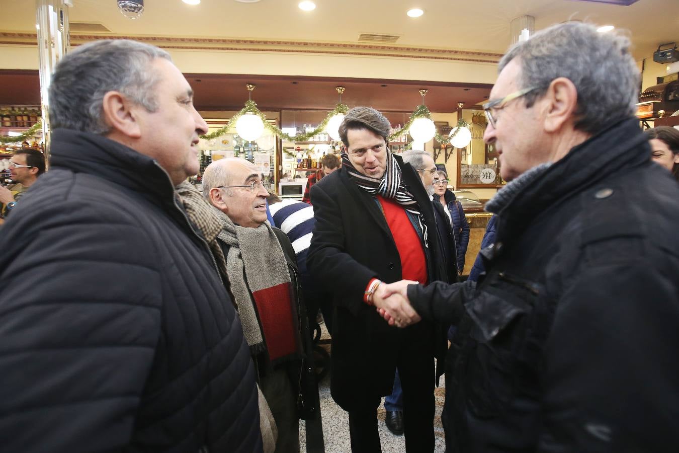Afiliados y amigos se reunieron ayer en el Café Moderno para celebrar el comienzo de las fiestas de Navidad.