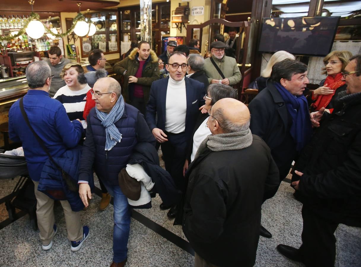 Afiliados y amigos se reunieron ayer en el Café Moderno para celebrar el comienzo de las fiestas de Navidad.