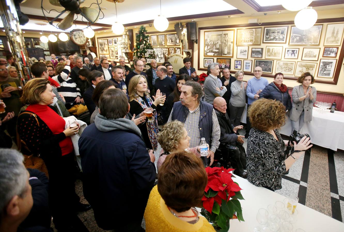 Afiliados y amigos se reunieron ayer en el Café Moderno para celebrar el comienzo de las fiestas de Navidad.