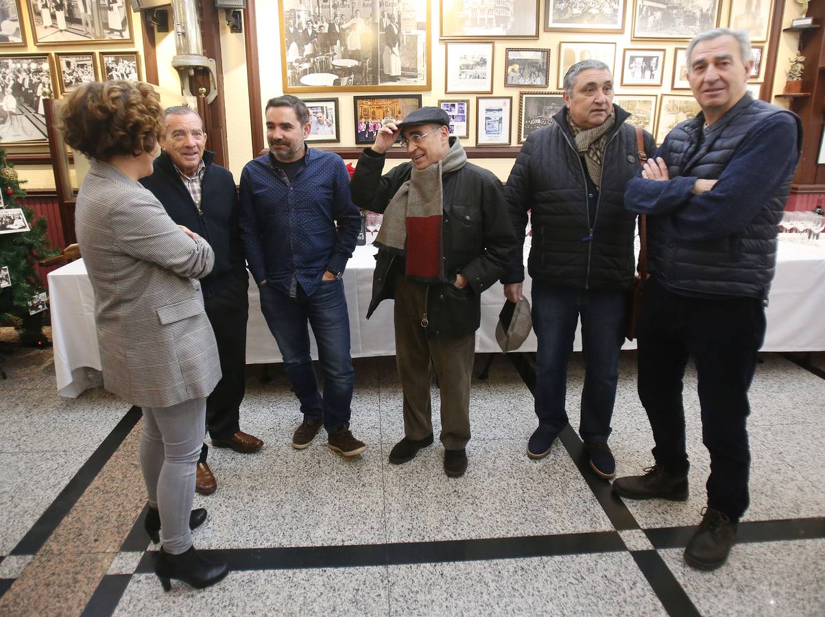 Afiliados y amigos se reunieron ayer en el Café Moderno para celebrar el comienzo de las fiestas de Navidad.