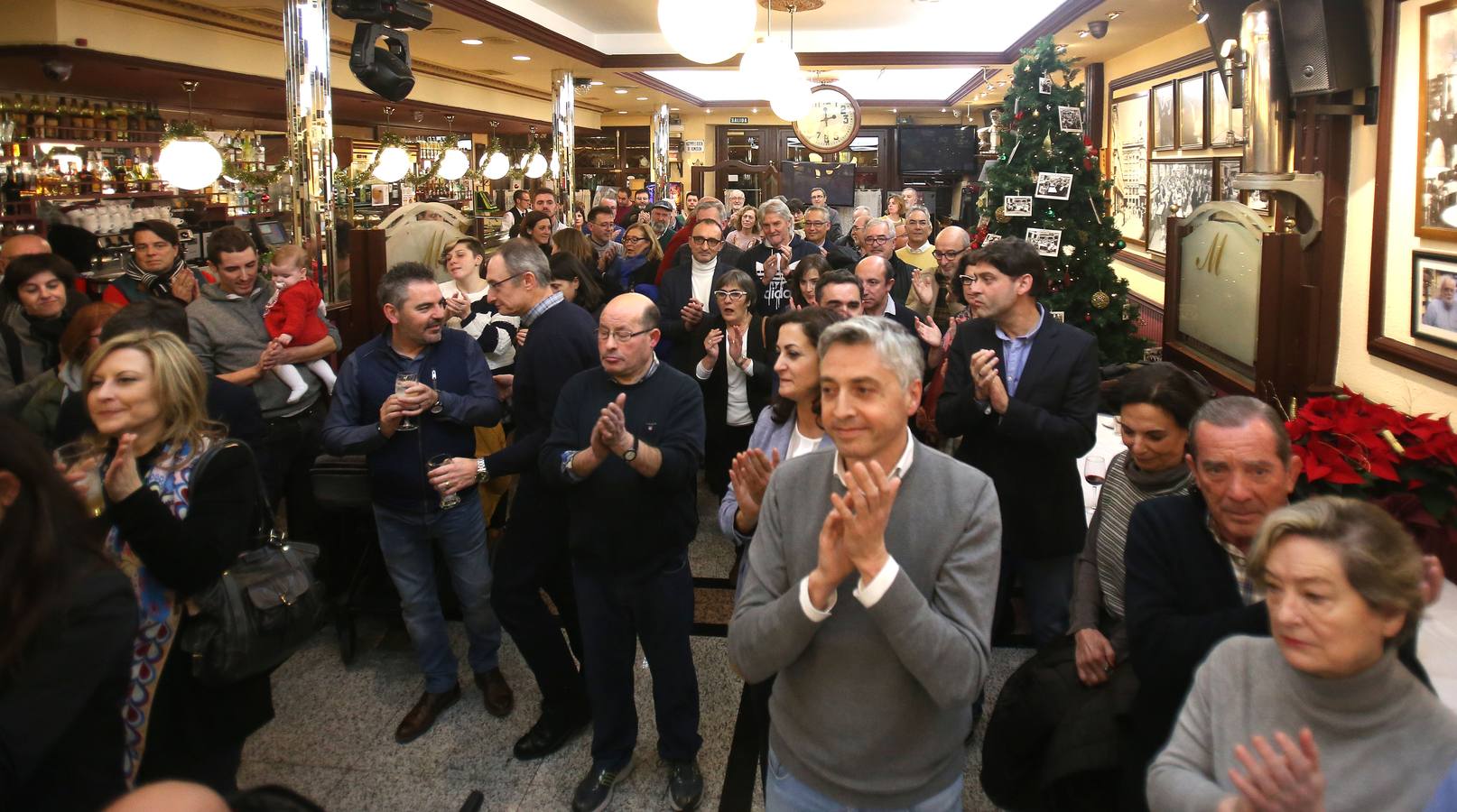 Afiliados y amigos se reunieron ayer en el Café Moderno para celebrar el comienzo de las fiestas de Navidad.