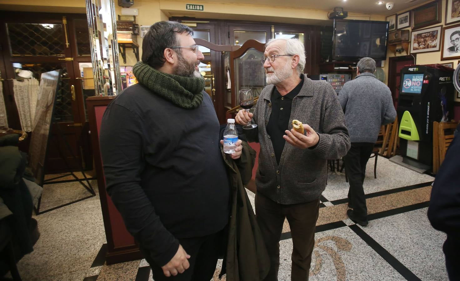 Afiliados y amigos se reunieron ayer en el Café Moderno para celebrar el comienzo de las fiestas de Navidad.