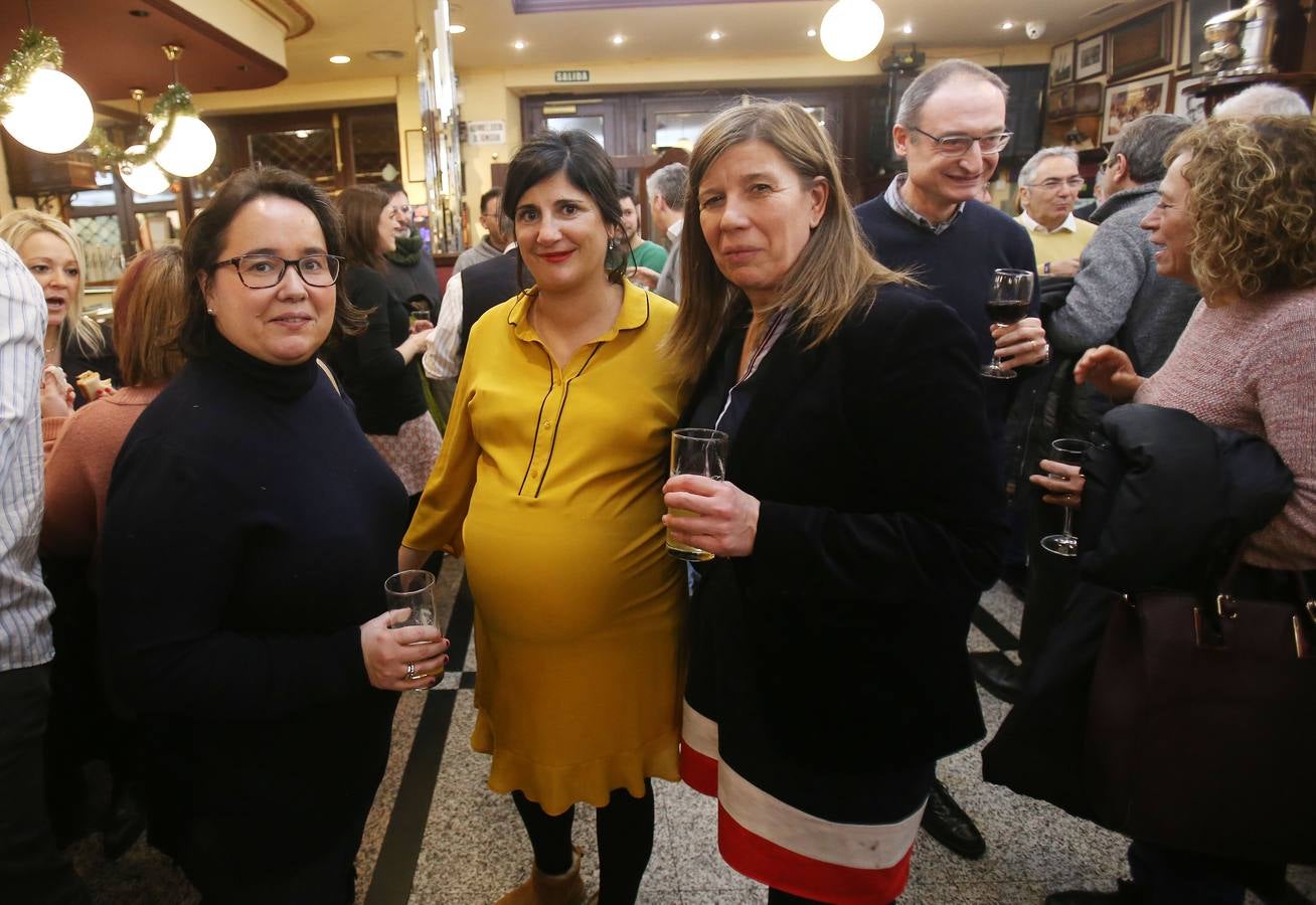 Afiliados y amigos se reunieron ayer en el Café Moderno para celebrar el comienzo de las fiestas de Navidad.