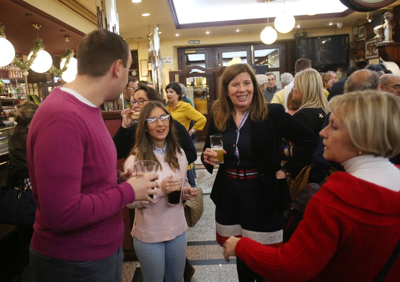 Afiliados y amigos se reunieron ayer en el Café Moderno para celebrar el comienzo de las fiestas de Navidad.