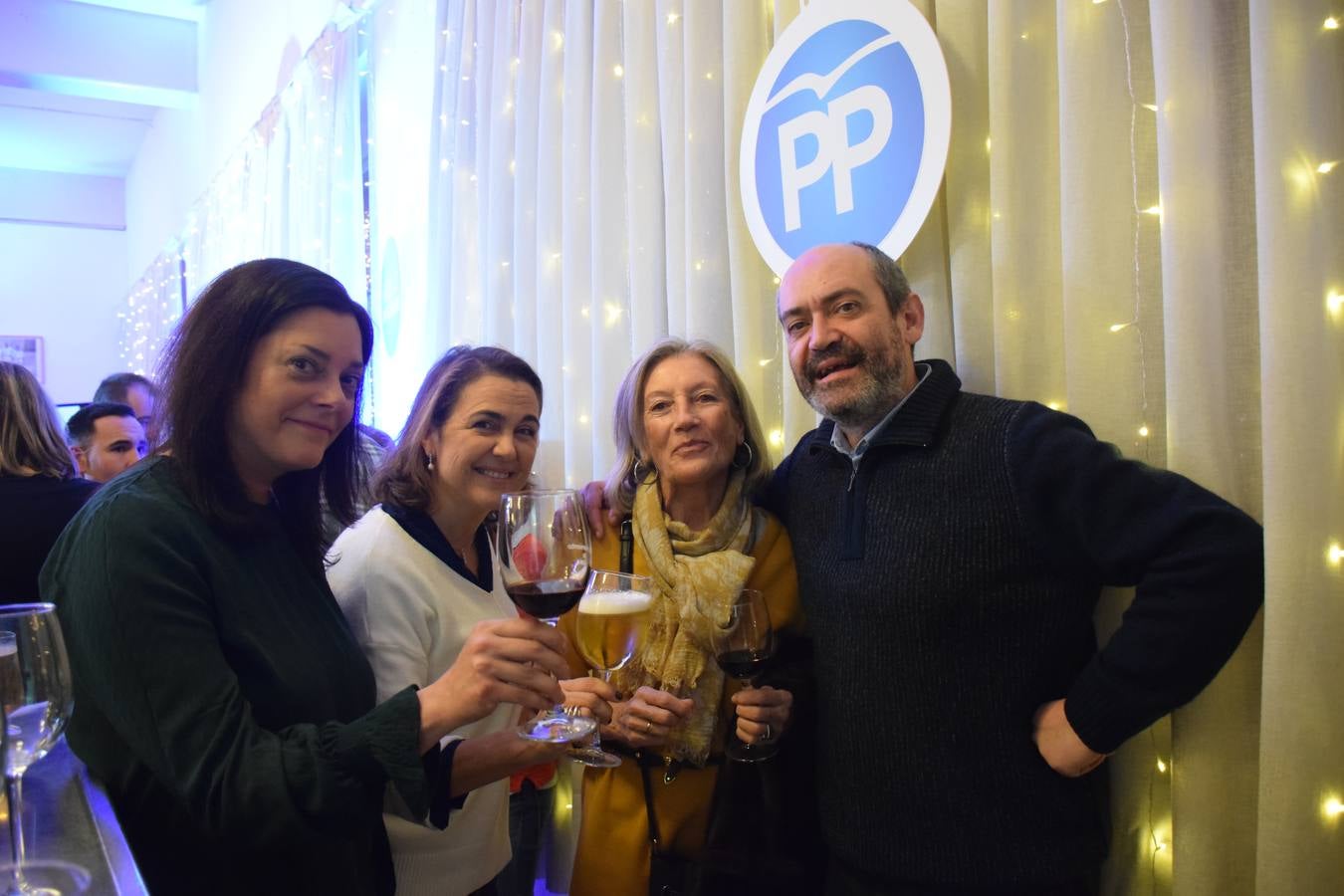 El PP celebra la Navidad brindando con Rioja en la cafetería del Ayuntamiento de Logroño.