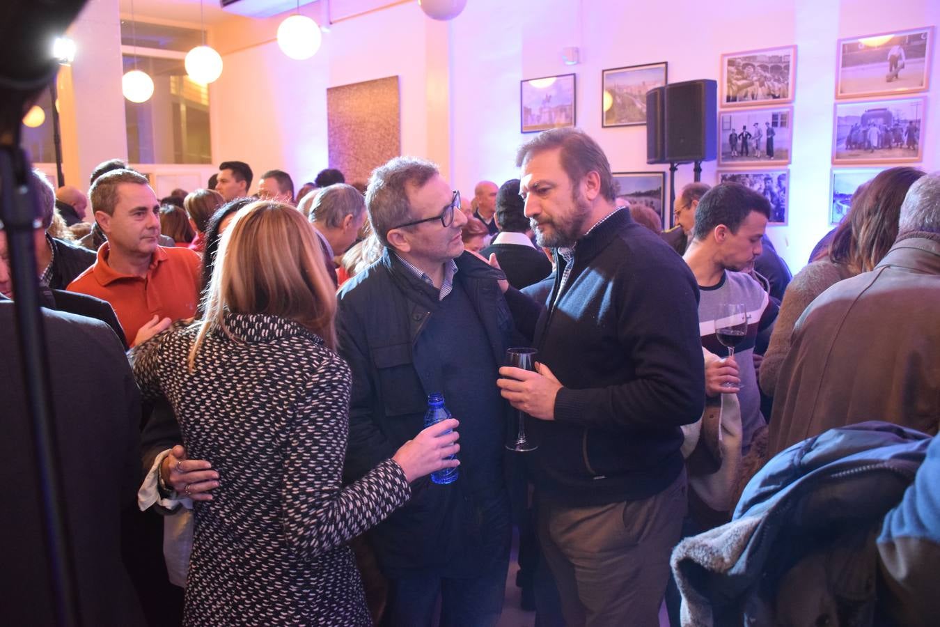 El PP celebra la Navidad brindando con Rioja en la cafetería del Ayuntamiento de Logroño.