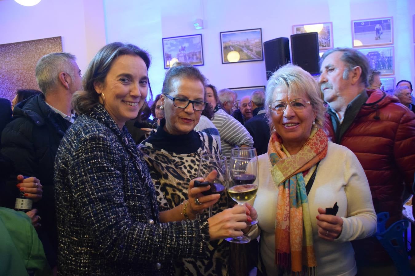 El PP celebra la Navidad brindando con Rioja en la cafetería del Ayuntamiento de Logroño.