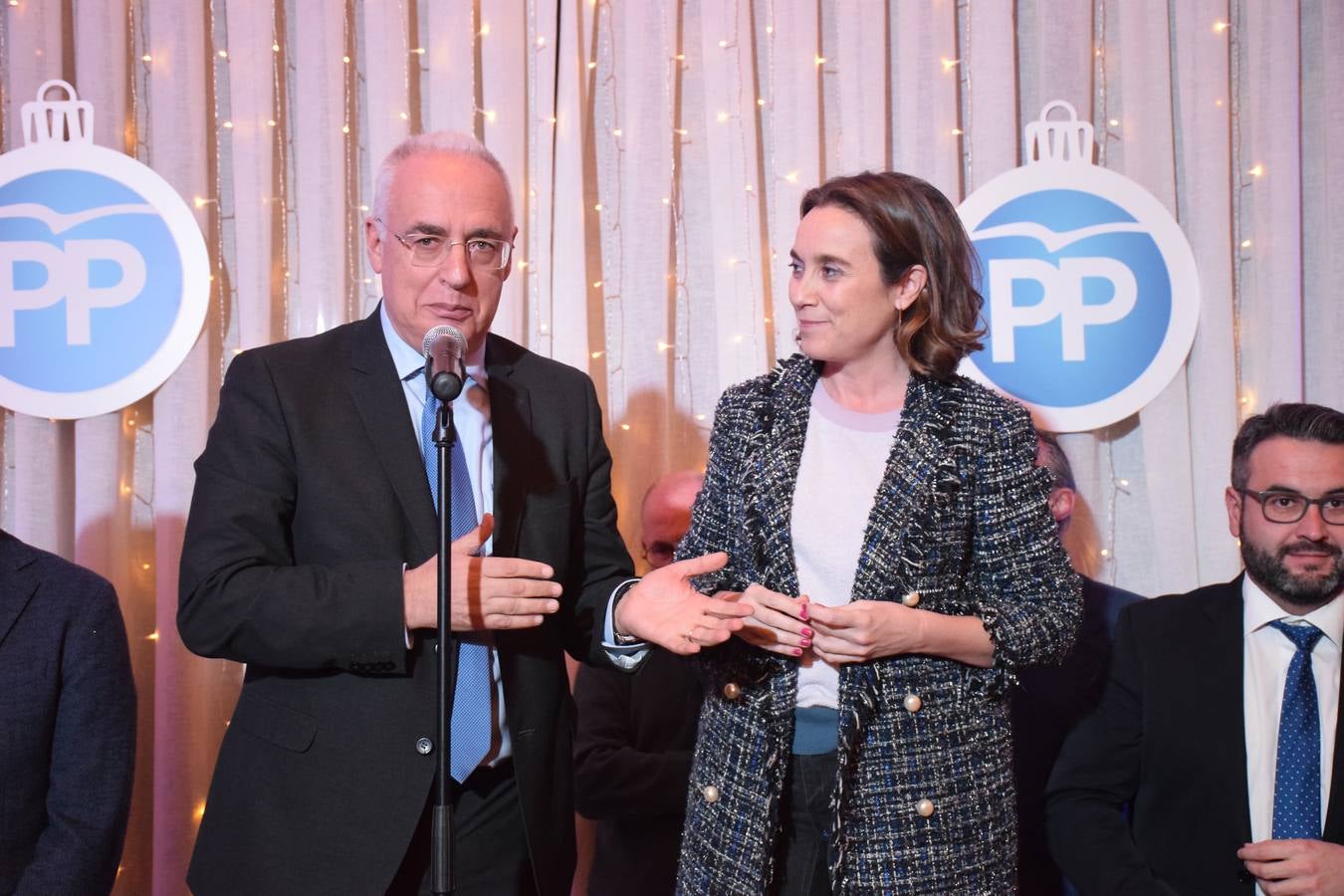 El PP celebra la Navidad brindando con Rioja en la cafetería del Ayuntamiento de Logroño.