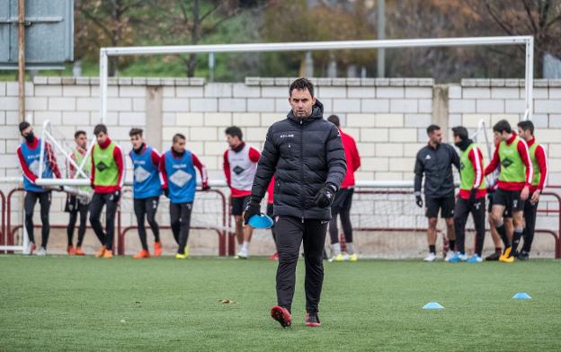 Sergio Rodríguez prepara un entrenamiento mientras sus jugadores cargan con una portería. :: fernando díaz