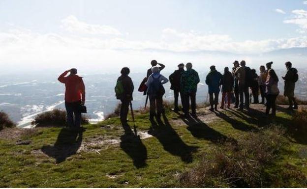 Imagen principal - Vistas de Logroño desde el monte Cantabria, atletas corriendo por el entorno y ruinas medievales. 