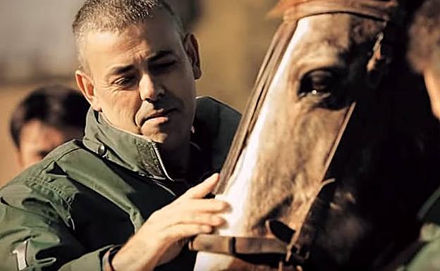 Carlos Martínez acaricia un caballo. 