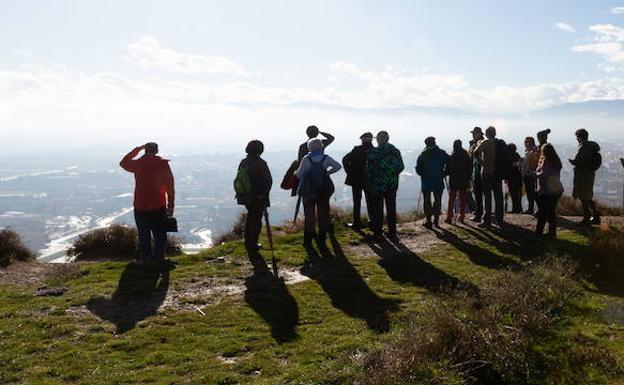 Imagen principal - Vistas de Logroño desde el monte Cantabria, atletas corriendo por el entorno y ruinas medievales. 