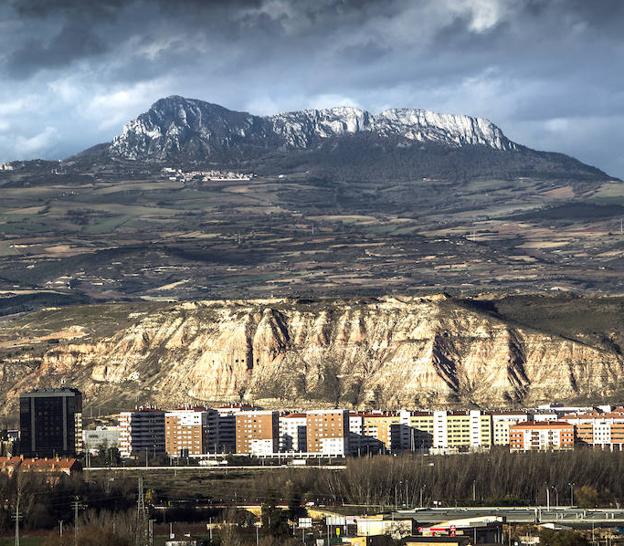 La ciudad y Cantabria, con el León Dormido al fondo. 